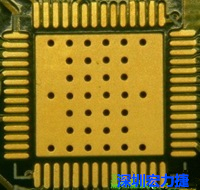 這是最不好的通孔設計，貫穿通孔直接擺放于QFN的接地散熱墊上，制造上無法確保其錫量，也就無法確保焊接良好。