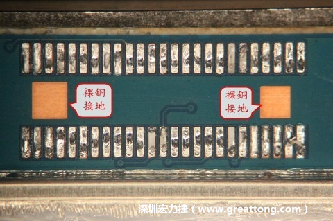 把板對板連接器全部移除，發現其下方板子共有兩個裸銅的方形設計。