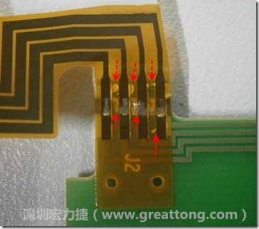 這張圖所顯示的，PCBA工廠實際進行HotBar(熱壓熔錫焊接)焊接的時候，經常會出現這類焊墊之間短路的問題，下面的圖示為比較嚴重的案例，大部分都只有部份溢錫，但這對品質信賴杜已經產生了及大的為害，既使現在測試沒有出現問題，難保在高溫膏濕的環境下不會出現電子遷移(Electromigration)的現象。