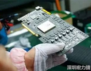 在當前的產業(yè)鏈整合和協(xié)同發(fā)展創(chuàng)新的戰(zhàn)略轉型期，PCB高密度化和PCB新功能化和智能化，輕、薄、細、小的發(fā)展帶來的產品散熱、精密布局、封裝設計等也為上游CCL產業(yè)的創(chuàng)新提出了更為嚴苛的要求。